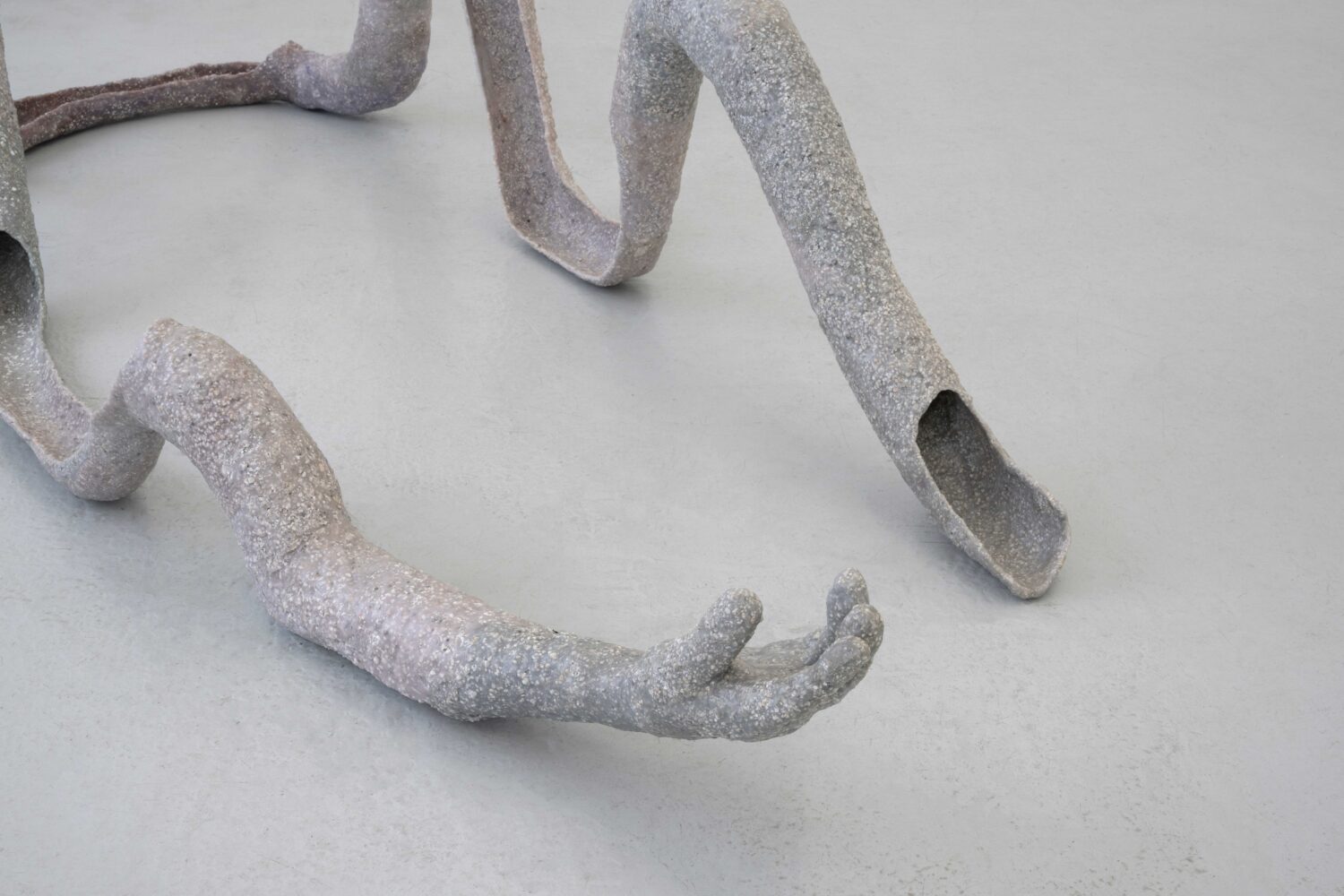 Grappling with Gestures, the Gaze Wanders