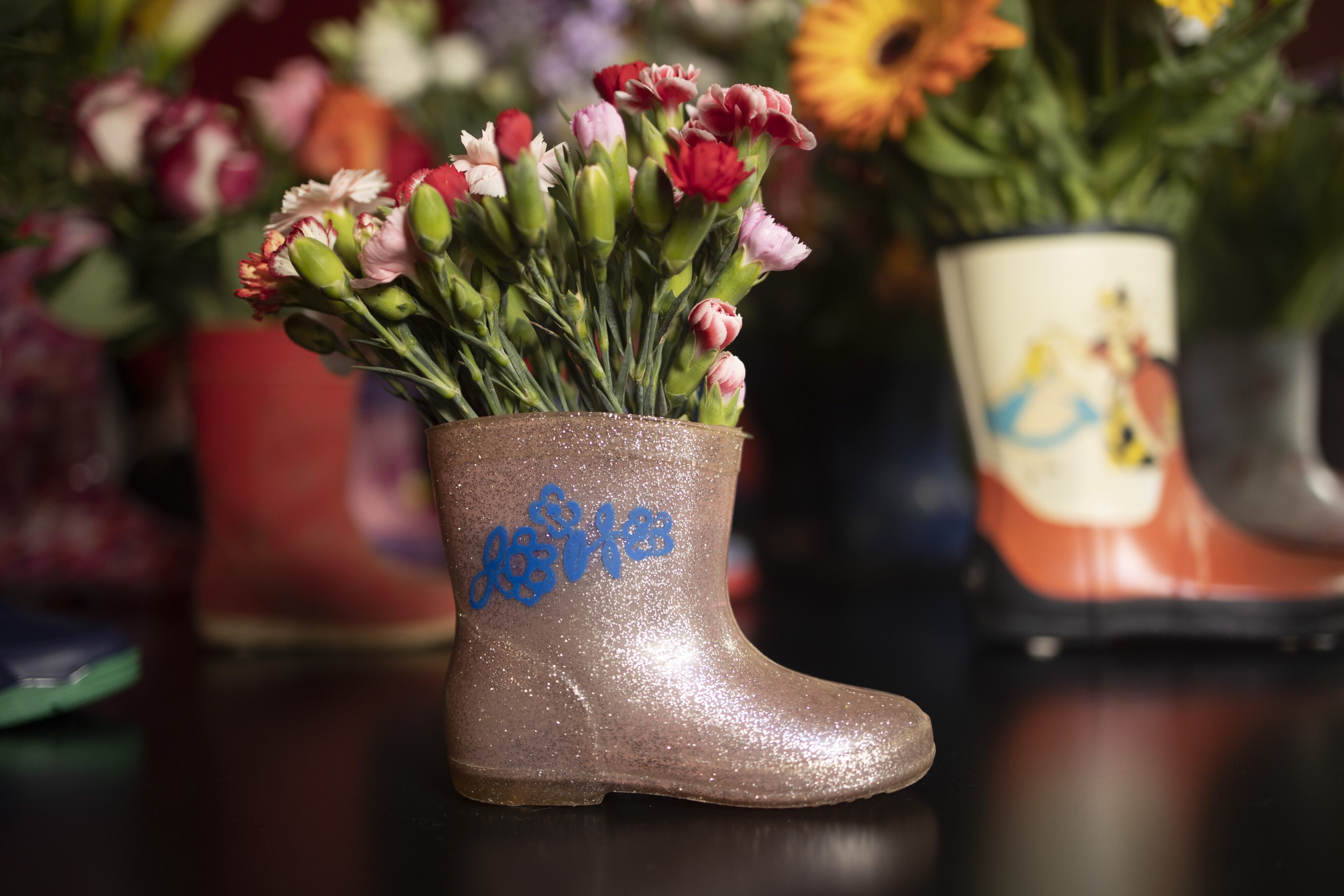 MISS URAGANO: Giù le scarpe dal tavolo!