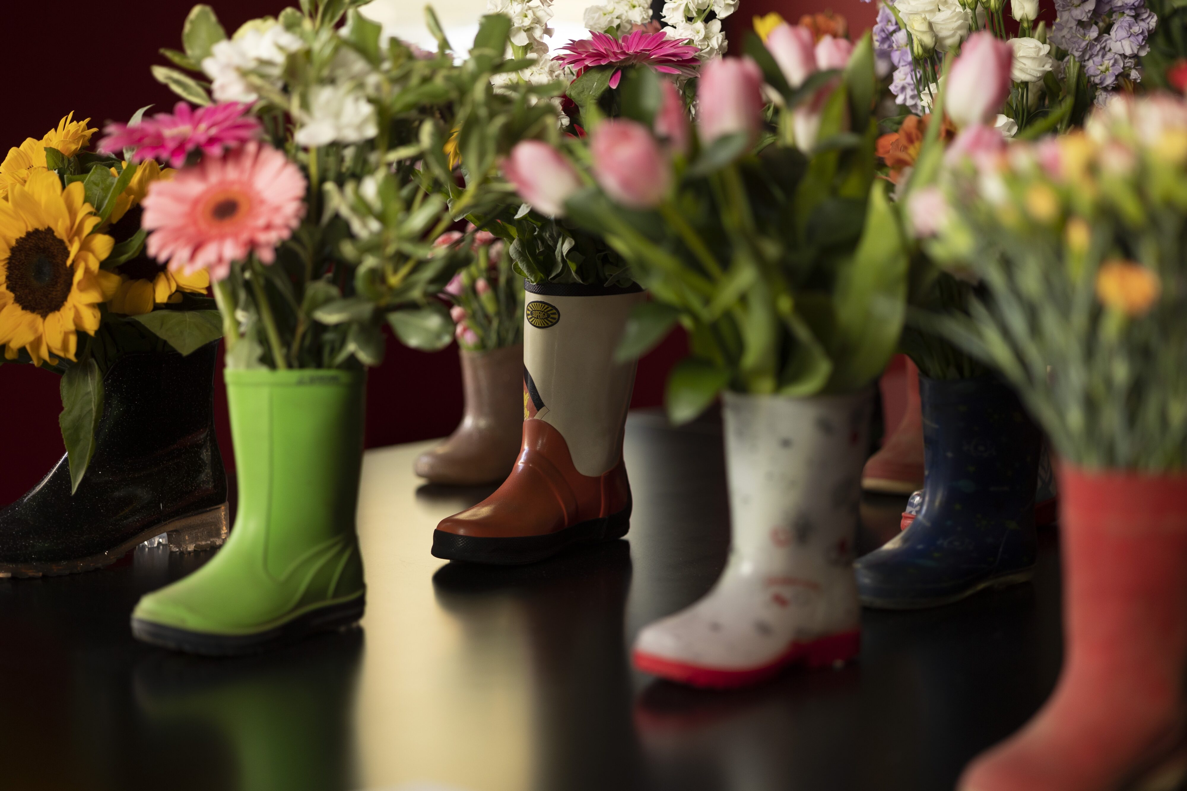 MISS URAGANO: Giù le scarpe dal tavolo!