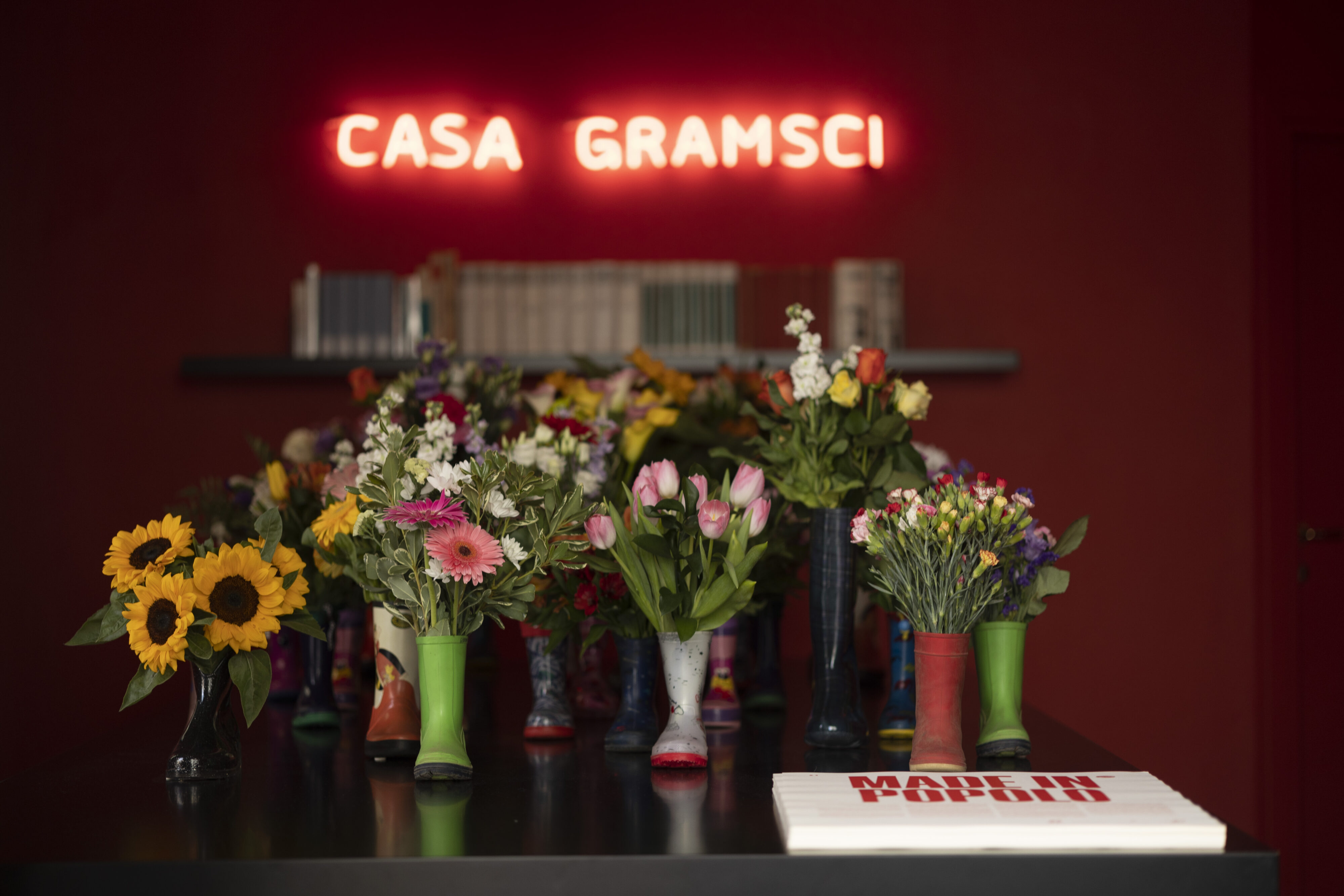 MISS URAGANO: Giù le scarpe dal tavolo!