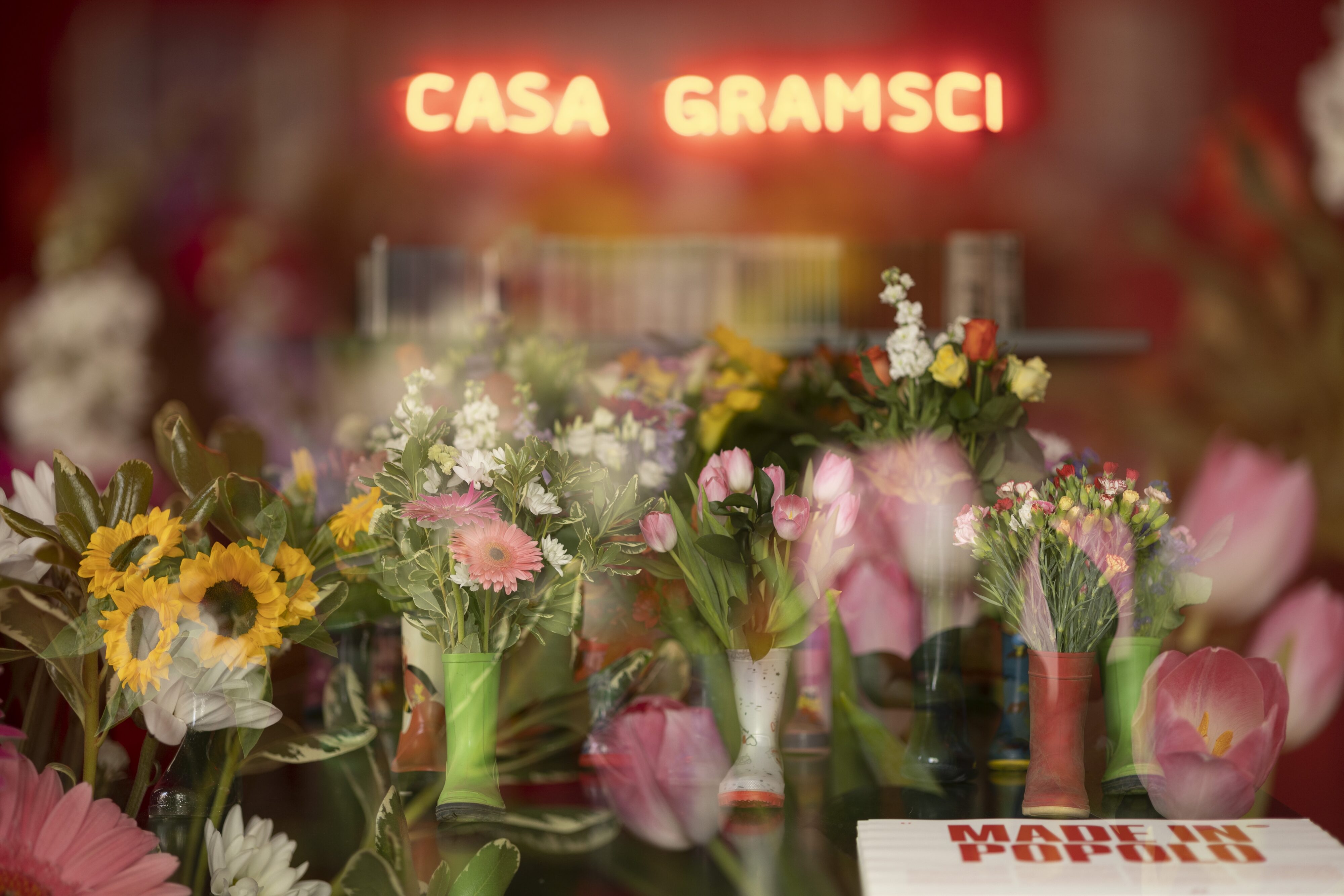 MISS URAGANO: Giù le scarpe dal tavolo!